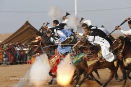 Image du Maroc Professionnelle de  Course typiquement marocaine dite ''la Fantasia'' organisé dans un site désertique sur lequel la ville de Tan Tan a toujours accueilli la majorité des tribus et des grandes familles nomades du désert lors d'un grand Moussem, Samedi 7 Septembre 2013. Le festival parrainé par l'UNESCO rassemble des milliers de nomades du Maroc. (Photo / Abdeljalil Bounhar) 